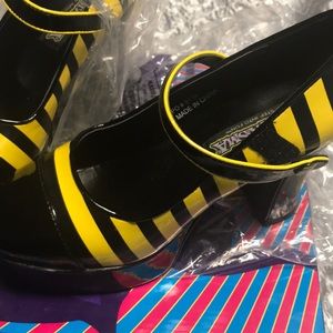 Women’s bumble bee platform